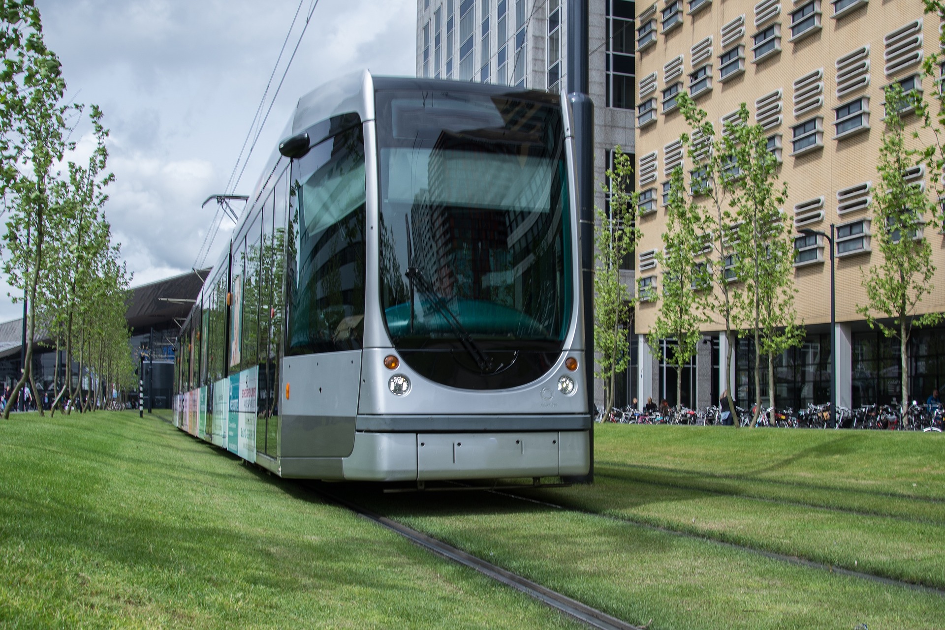 Warszawa upiększa słupy tramwajowe