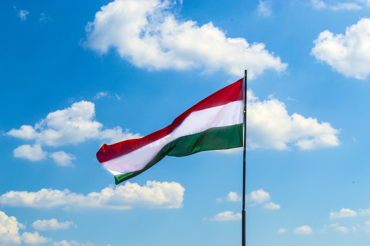 Ambasada Węgier w Warszawie oblana czerwoną farbą!