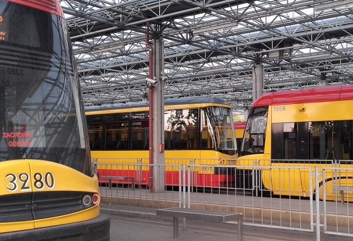 Godzinne zakłócenia w komunikacji miejskiej Warszawy spowodowane kolizją tramwaju