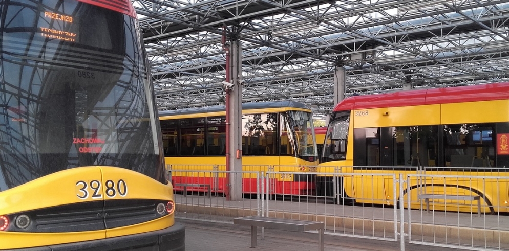 Godzinne zakłócenia w komunikacji miejskiej Warszawy spowodowane kolizją tramwaju