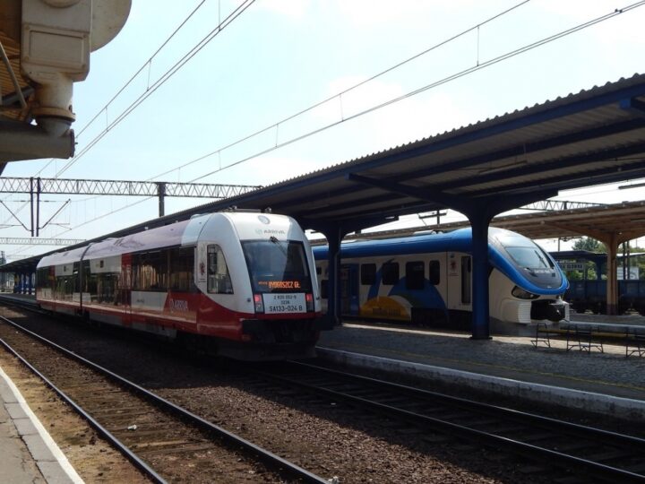 Uszkodzenie sieci trakcyjnej w Warszawie przyczyną utrudnień w ruchu pociągów