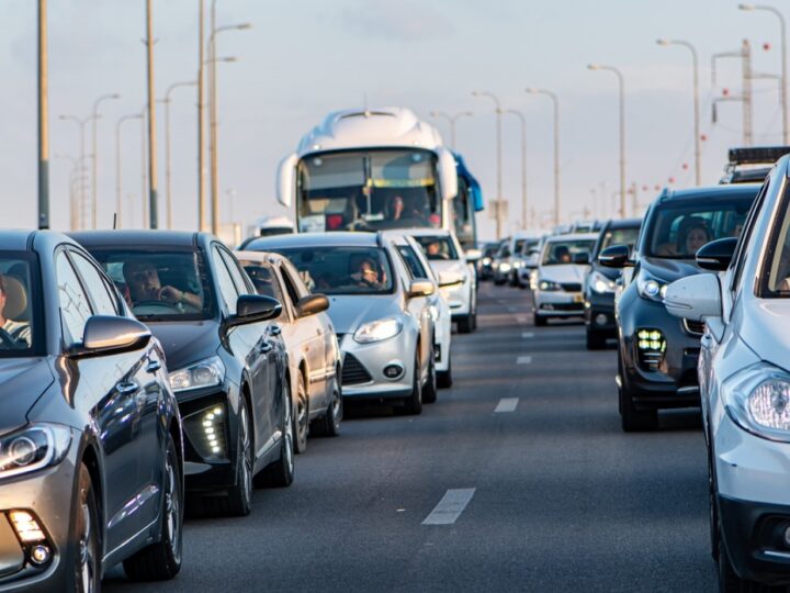 Ciągłe korki na Trasie Łazienkowskiej spowodowane kolizją trzech pojazdów