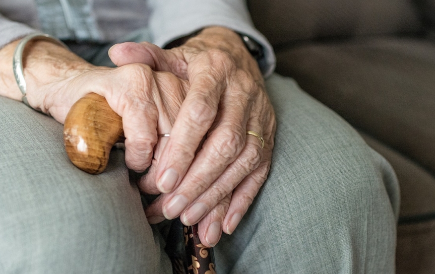 Seniorka z demencją znaleziony w przydrożnym rowie po kilkugodzinnych poszukiwaniach