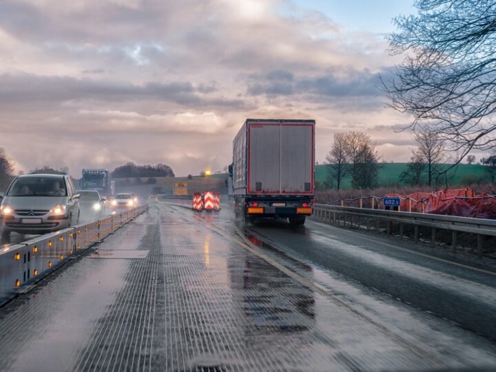 Trudności na trasie S8: Kolizja trzech ciężarówek i samochodu dostawczego
