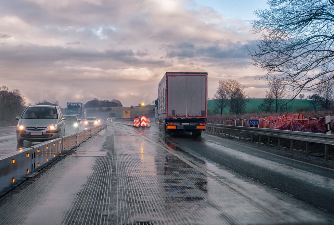 Trudności na trasie S8: Kolizja trzech ciężarówek i samochodu dostawczego