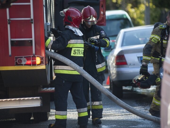 Ogień na Grochowie: pustostan w płomieniach, jedna osoba ewakuowana