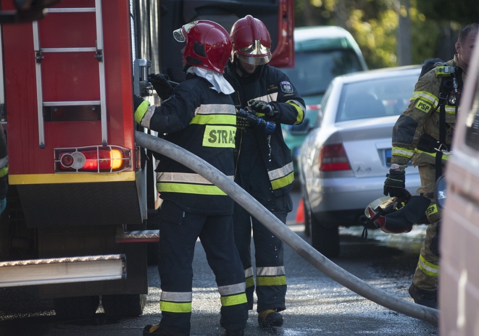 Ogień na Grochowie: pustostan w płomieniach, jedna osoba ewakuowana