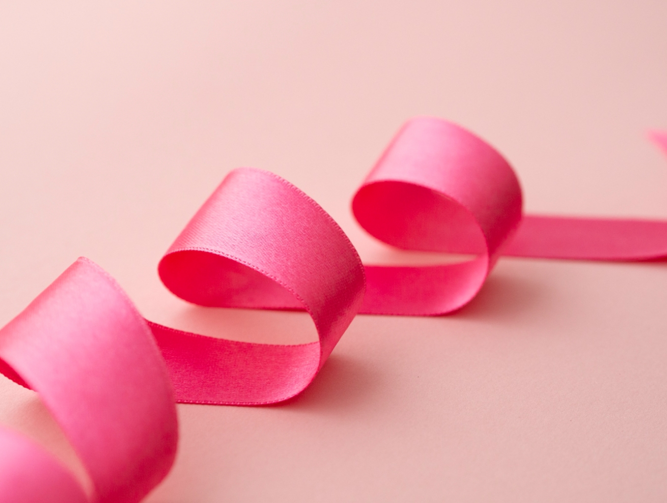Październik w różowym kolorze: Nowa placówka onkologiczna otwiera drzwi w walce z rakiem piersi