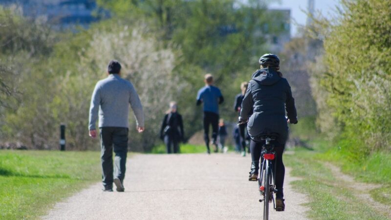 Nowy most rowerowo-pieszy łączący brzegi Wisły w Warszawie zbliża się do ukończenia