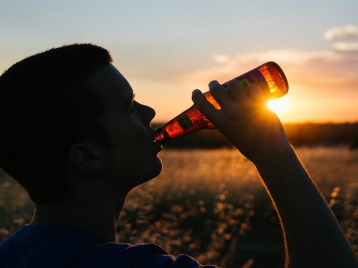 Nocne napaści wzdłuż Bulwarów Wisły: mężczyzna pobity za odmowę oddania piwa