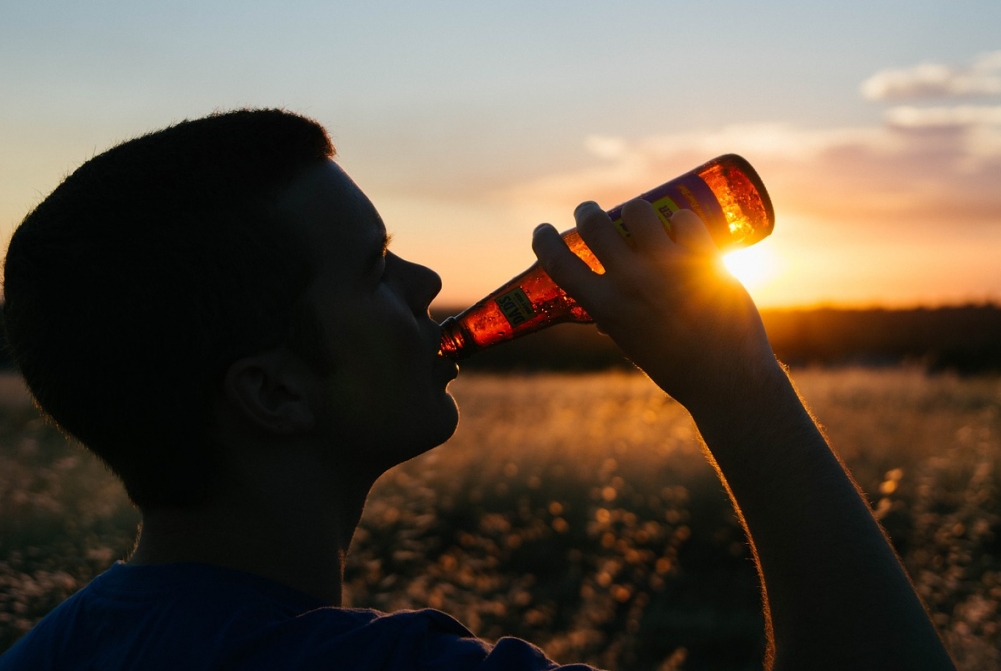 Nocne napaści wzdłuż Bulwarów Wisły: mężczyzna pobity za odmowę oddania piwa