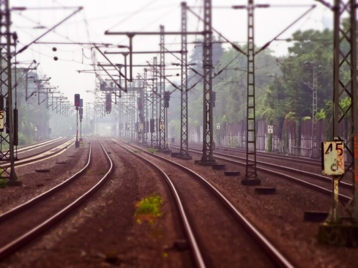 Podejrzany pakiet odkryty na kolejowym moście w Tczewie prowadzi do wstrzymania ruchu pociągów