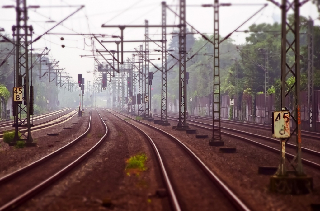 Podejrzany pakiet odkryty na kolejowym moście w Tczewie prowadzi do wstrzymania ruchu pociągów