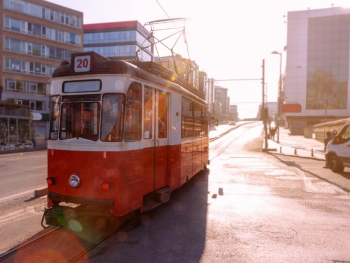 Smutek na praskim osiedlu: mężczyzna nie przeżył potrącenia przez tramwaj w okolicach Alei Waszyngtona