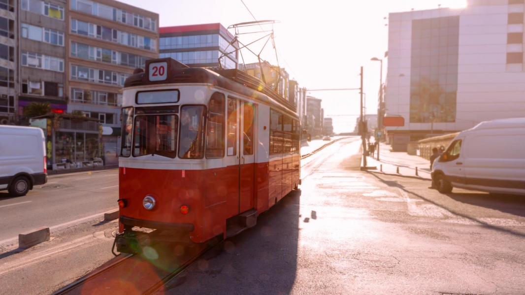 Smutek na praskim osiedlu: mężczyzna nie przeżył potrącenia przez tramwaj w okolicach Alei Waszyngtona