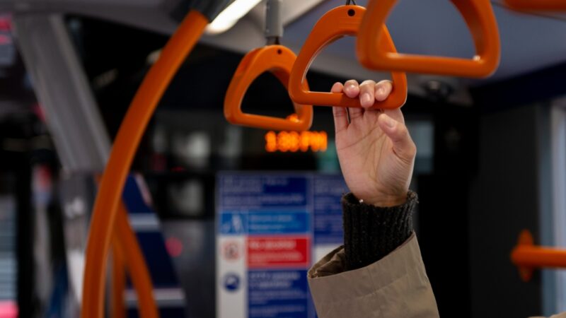 W stolicy Polski doszło do kolizji, w której autobus publicznego transportu potrącił przechodnia