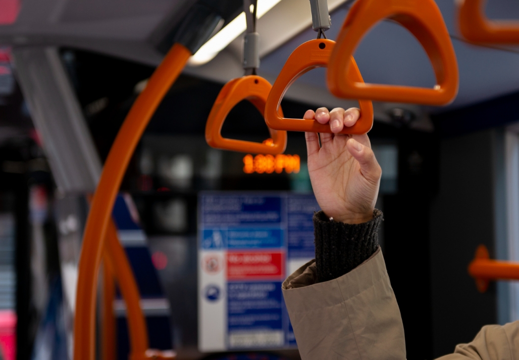 W stolicy Polski doszło do kolizji, w której autobus publicznego transportu potrącił przechodnia