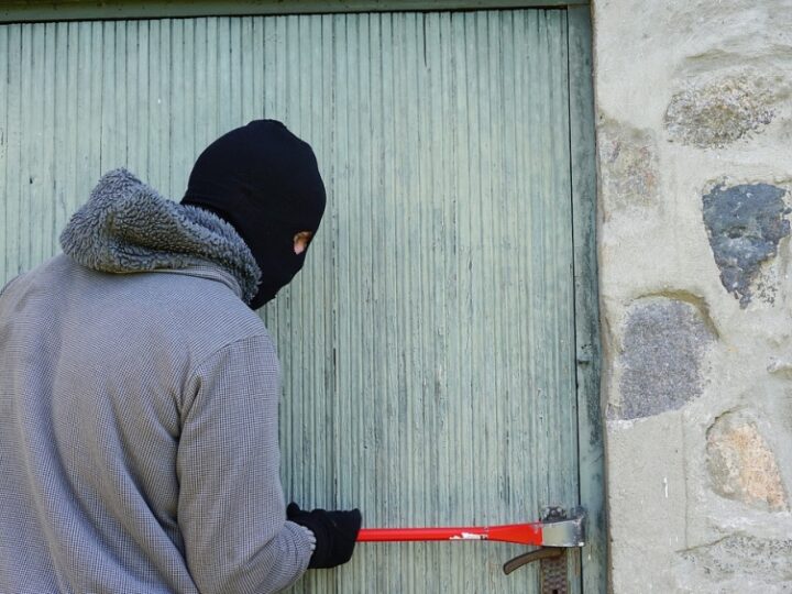 Operacja policyjna na Mokotowie: Rozbito grupę włamywaczy systematycznie okradających kioski