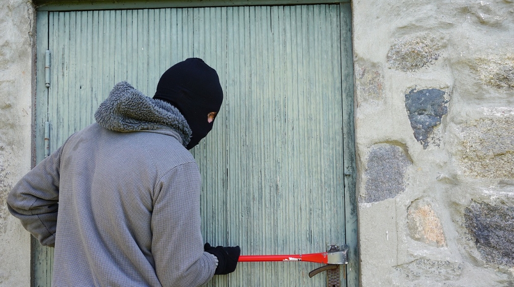 Operacja policyjna na Mokotowie: Rozbito grupę włamywaczy systematycznie okradających kioski