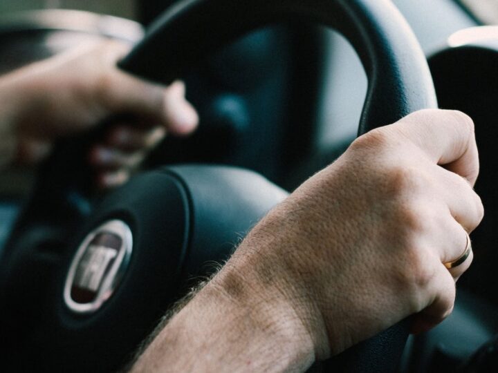 38-letni kierowca Volkswagenem zignorował kontrolę drogową i dał się wplątać w pościg policji
