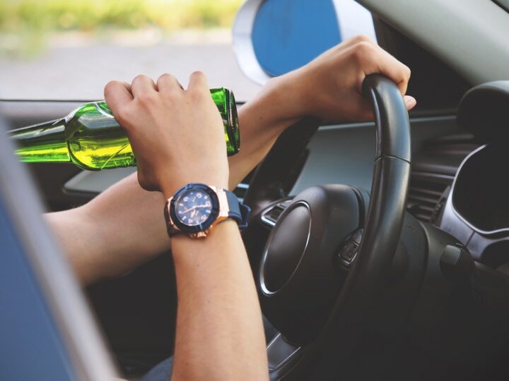 Młody mężczyzna z Piaseczna musi stawić czoła konsekwencjom prowadzenia auta pod wpływem alkoholu