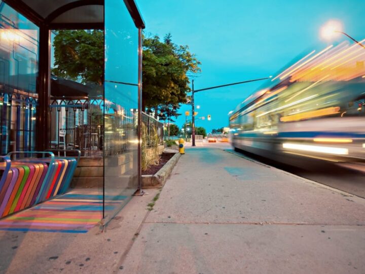 Transformacja warszawskich przystanków komunikacji miejskiej: ekologiczne i bezpieczne przystanki autobusowe