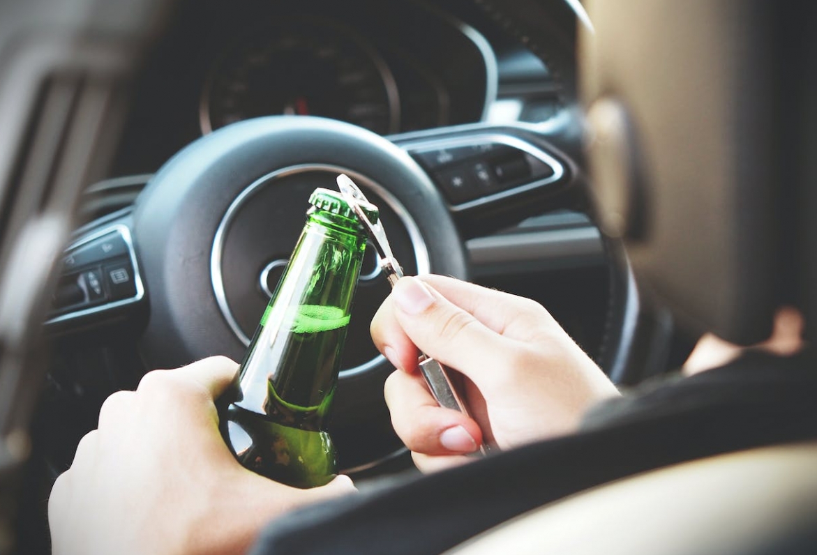 Kierowanie pod wpływem alkoholu może prowadzić do tragicznych incydentów drogowych: Przykładowy przypadek z Warszawy