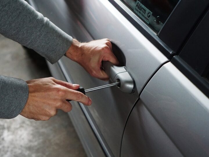 Próba kradzieży samochodu na parkingu centrum handlowego przy ul. Puławskiej w stolicy zakończona aresztowaniem