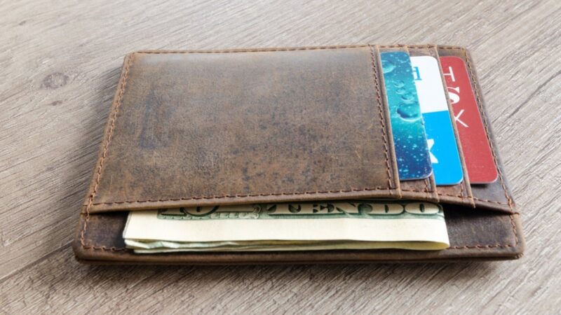 34-letni złodziej kradnący portfele i wykorzystujący skradzione karty bankowe zatrzymany