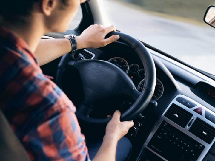 Policja ponownie walczy z autokradzieżami, zatrzymując 13 podejrzanych