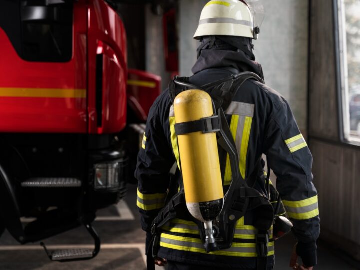 Warszawscy strażacy szkolą się w akcjach ratunkowych podczas nocnych ćwiczeń w metrze