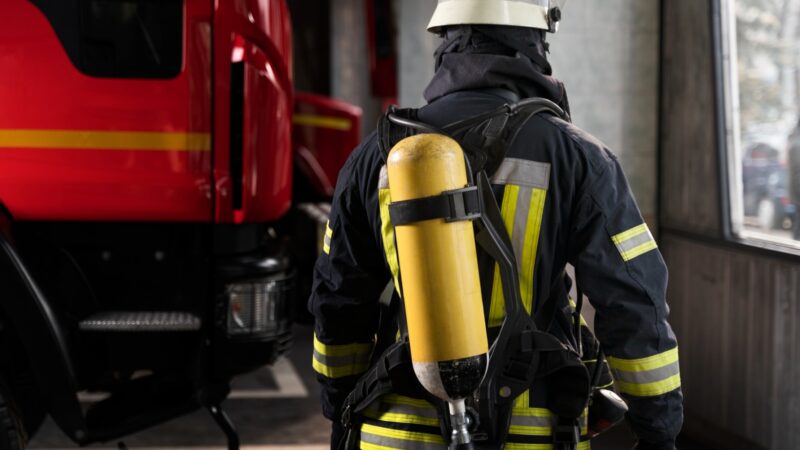 Warszawscy strażacy szkolą się w akcjach ratunkowych podczas nocnych ćwiczeń w metrze