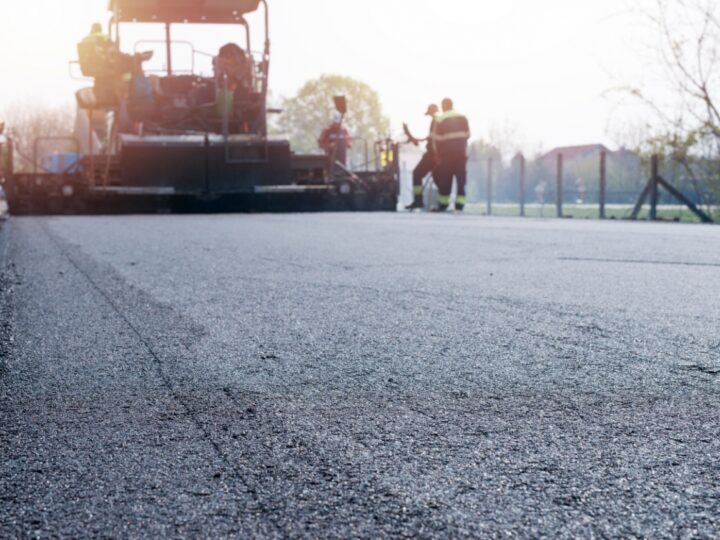 Działania drogowców na warszawskich ulicach wykorzystujących wiosenne warunki pogodowe do prac asfaltowych