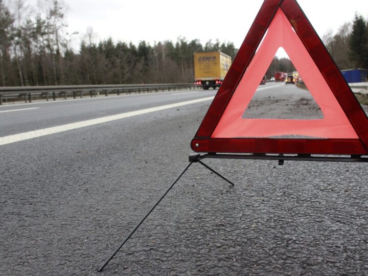 Kolizja samochodu z karetką w Warszawie: jedna osoba poszkodowana