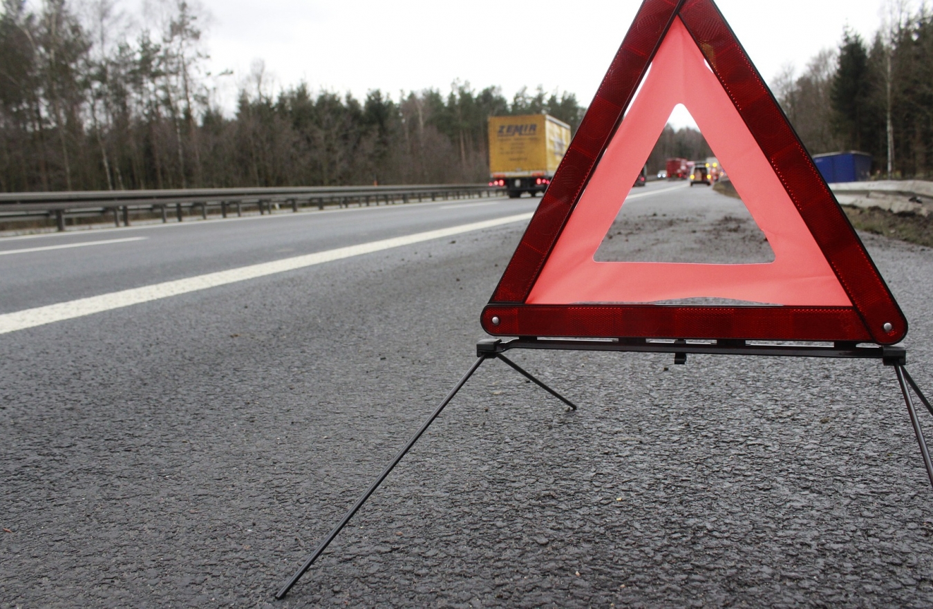 Kolizja samochodu z karetką w Warszawie: jedna osoba poszkodowana