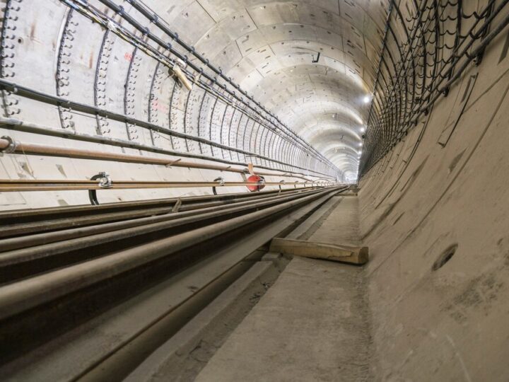 Nowe utrudnienia w ruchu przy PKP Warszawa Wesoła – budowa tunelu w toku!