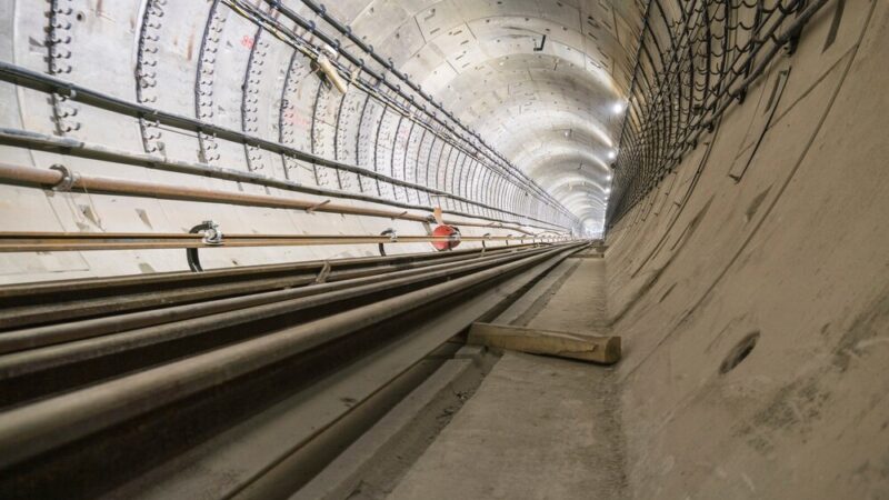 Nowe utrudnienia w ruchu przy PKP Warszawa Wesoła – budowa tunelu w toku!