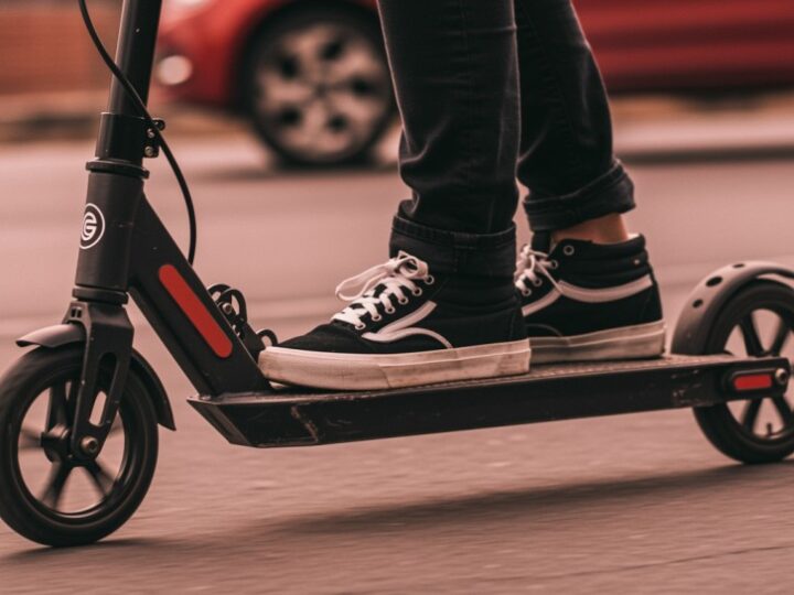 Agresywny nastolatek na hulajnodze atakuje matkę z dzieckiem – policja szuka świadków!