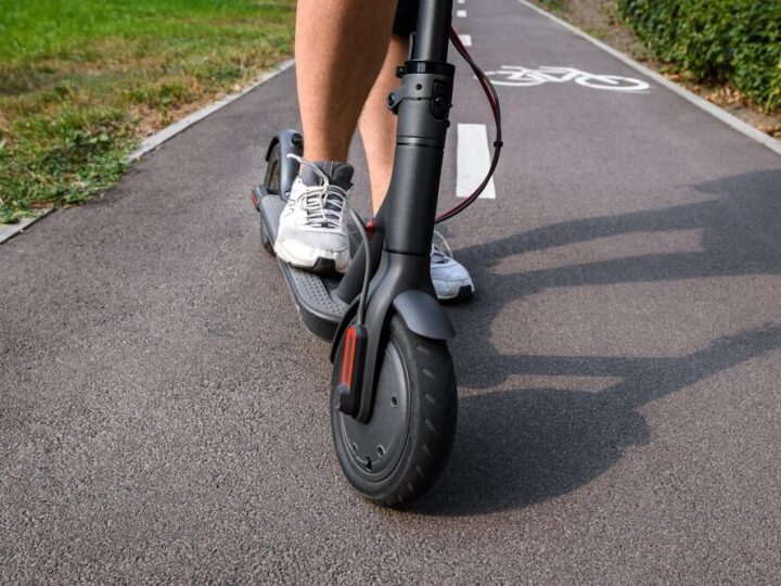Hulajnogi w rękach nastolatków: Warszawskie ulice w obliczu chaosu i zagrożenia