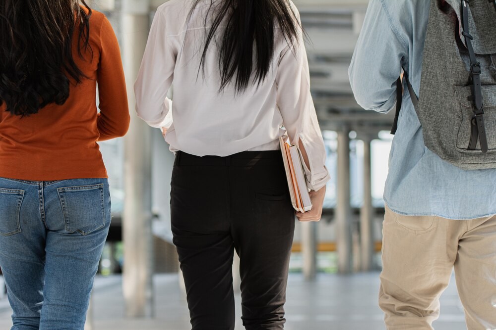 Nowoczesna szkoła z bieżnią na dachu w sercu Wilanowa – edukacja i rekreacja w jednym miejscu!
