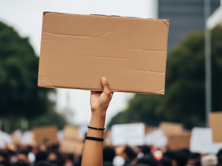 Protest Służby Więziennej w Warszawie: Żądają konkretnych zmian, nie obietnic!