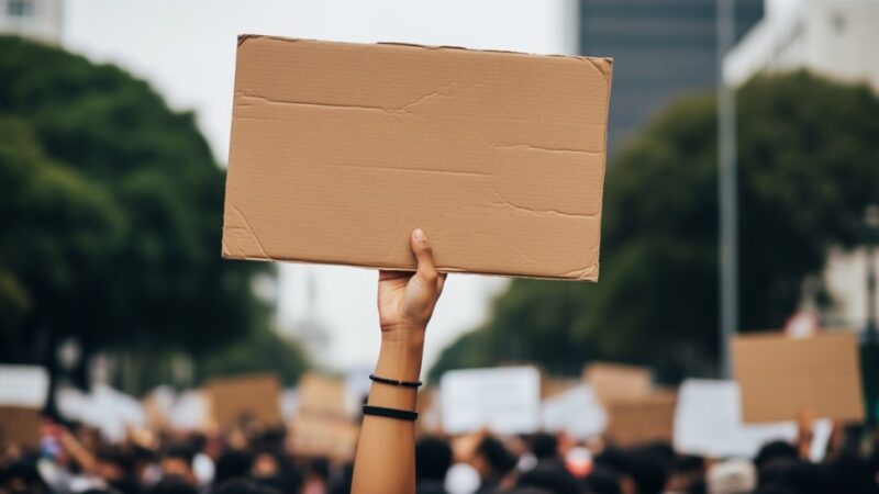 Protest Służby Więziennej w Warszawie: Żądają konkretnych zmian, nie obietnic!