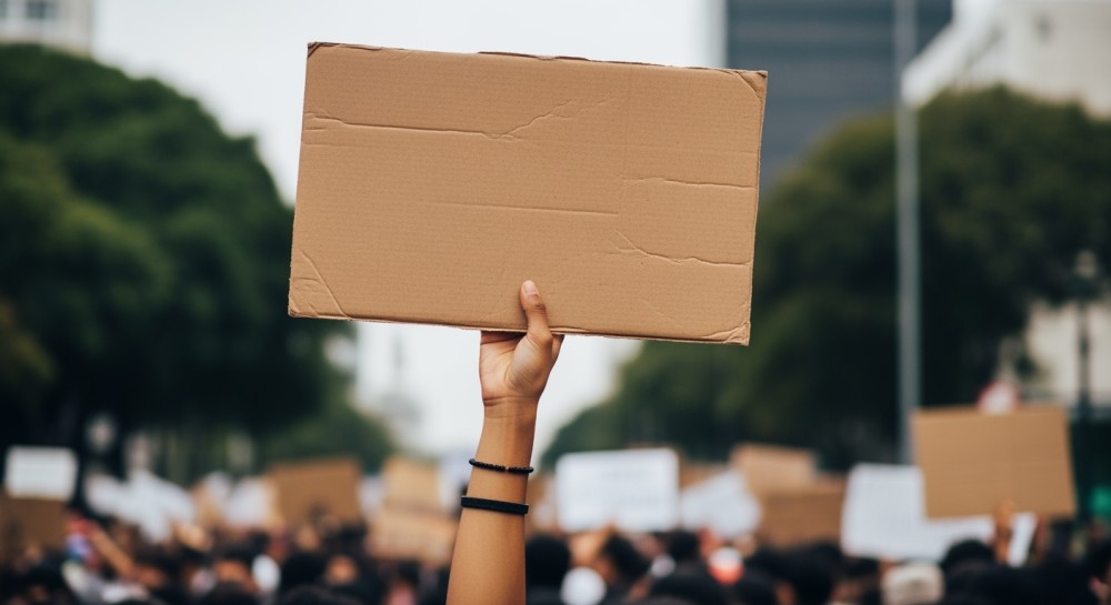 Protest Służby Więziennej w Warszawie: Żądają konkretnych zmian, nie obietnic!