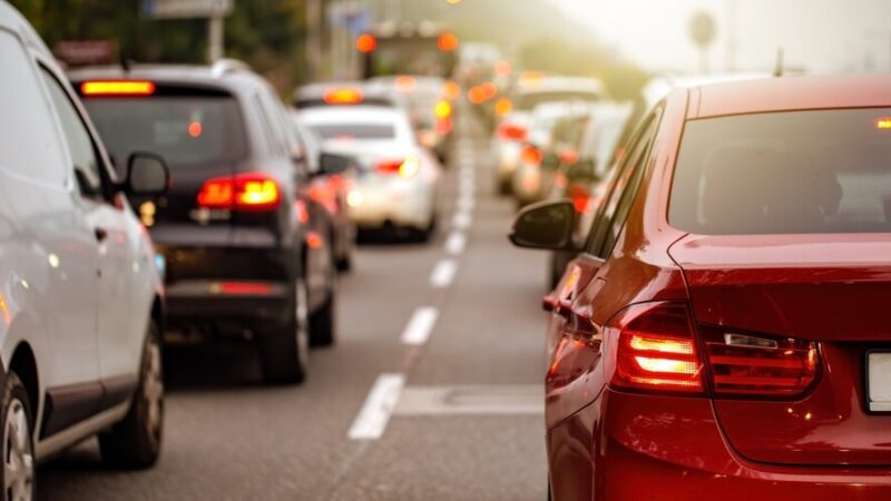 Utrudnienia w Warszawskim Metrze: Sprawdź, które stacje są zamknięte i jak dojechać!