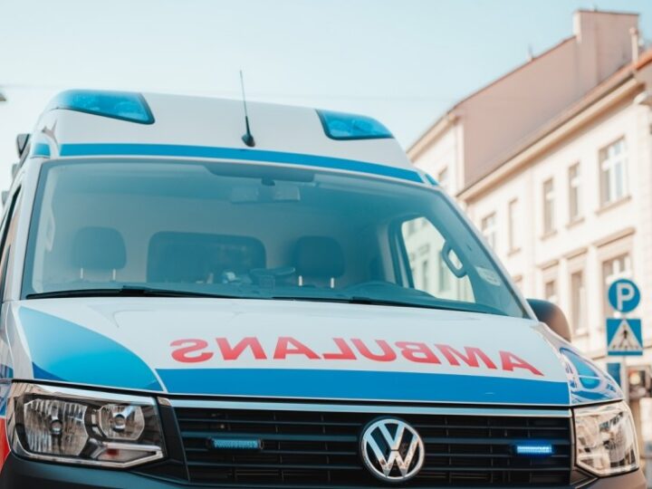 Bohaterska akcja: Kierowca autobusu i policjanci ratują życie mężczyzny!