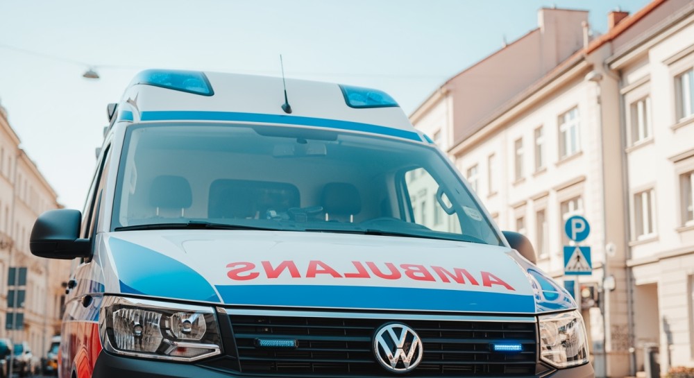 Bohaterska akcja: Kierowca autobusu i policjanci ratują życie mężczyzny!