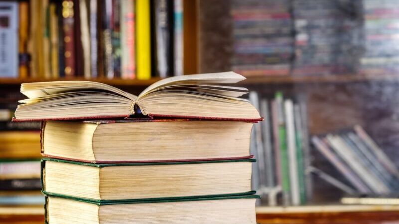 Upcyklingowe szaleństwo: Stwórz cuda z odzieży w Bibliotece na Ochocie!