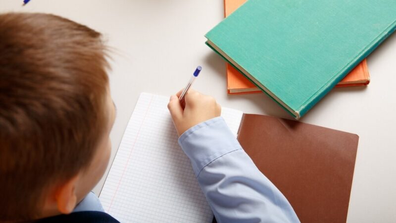 Młodzi kadeci składają przysięgę w Konarskim z okazji Dnia Edukacji Narodowej