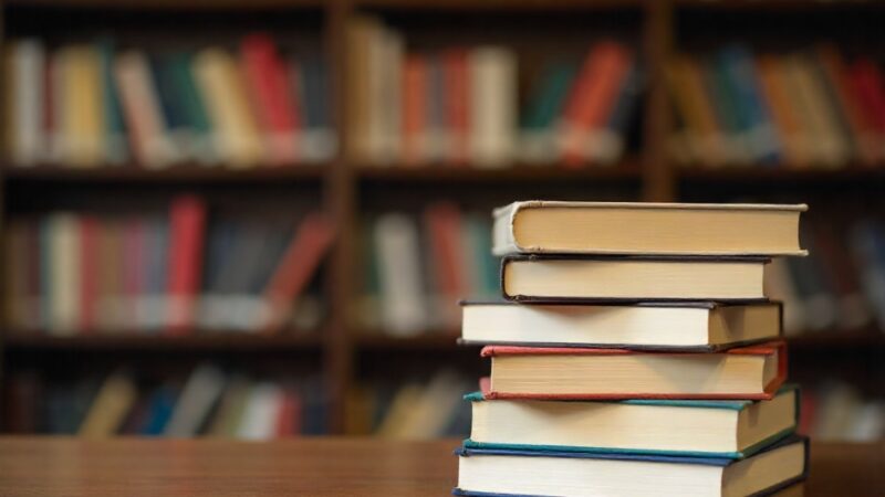 Odkryj tajemnice Warszawy podczas spacerów z biblioteką na Koszykowej!
