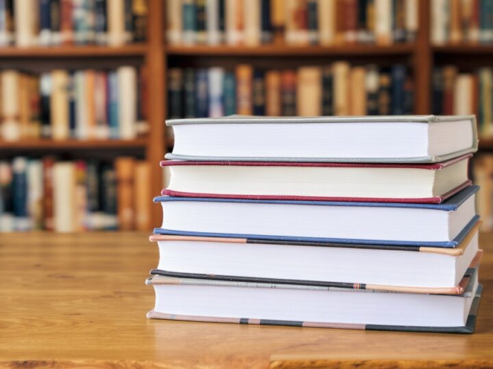 Rok literackich spotkań: Jubileusz klubu „Przy kawie o książkach” w Białołęce
